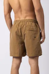 Short de baño de corte relajado en color gris azulado con efecto lavado. Cuenta con cintura elastizada con cordón ajustable, bolsillos laterales y una pequeña etiqueta decorativa en el ruedo.