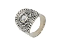 Anillo de plata 925 con diseño labrado y cristal central color agua marina.