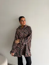 Canguro de viscosa con capucha, mangas largas abullonadas y diseño oversize con estampado animal print tipo cebra en tonos marrón y negro.