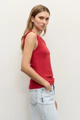 Top de canalé color rojo, sin mangas, con escote redondo y ajuste al cuerpo.