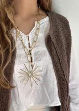 Collar de bronce con cadena de eslabones grandes y dije central en forma de sol con rayos lineales.