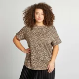 Camiseta de manga corta con estampado animal print color beige y marrón.