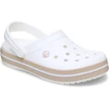 Zuecos Crocs modelo Crocband™ en color lila claro con plataforma blanca y una línea decorativa morada. Presentan el diseño clásico con orificios de ventilación y tira trasera ajustable.