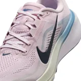 Championes Nike Pegasus 42 para running, color negro con detalles en blanco. Incorporan unidad Air Zoom de largo completo y entresuela ReactX para una amortiguación suave y retorno de energía.