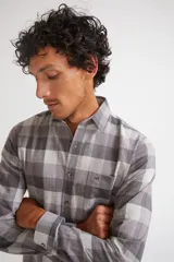 Camisa de viyela a cuadros color ladrillo, azul y blanco, de corte slim fit, manga larga, con bolsillo en el pecho y logo bordado.