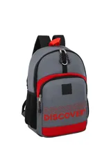 Mochila gris con detalles en rojo, con dos bolsillos frontales, tiras acolchadas y porta botellas laterales de red.