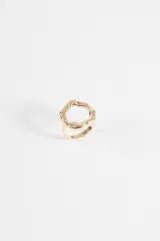 Anillo dorado de diseño irregular y acabado texturizado con efecto orgánico.