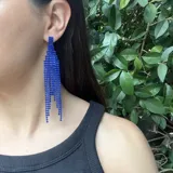 Aros largos colgantes de strass azul con cierre de perforación.