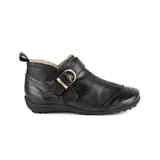 Botita baja Marcel de cuero vacuno negro con interior de corderito sintético, suela plana de goma y tira decorativa lateral con hebilla metálica dorada.