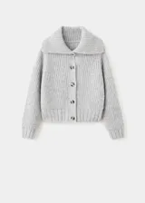 Cardigan de punto acanalado en color gris, con cuello camisero, cierre frontal de botones y mangas largas. Presenta un corte ligeramente cropped y ajuste holgado.