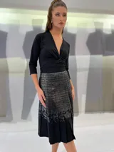 Falda midi de lana estampada a mano con engomado brillante tono sobre tono y tablas irregulares hechas a mano. Tiene bolsillos laterales.