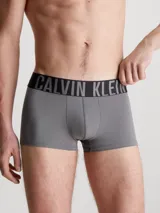 Boxer trunk Calvin Klein de microfibra color gris, de talle bajo y ajuste ceñido. Cuenta con una ancha cinturilla elástica en color negro con el nombre de la marca en contraste.