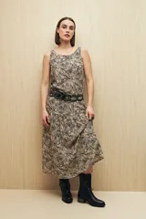 Vestido largo sin mangas color azul marino con estampado paisley en tonos rosados y blancos. Presenta escote redondo, silueta amplia y fluida con volado en el ruedo.