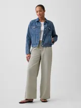 Jean wide leg de tiro medio color verde militar, con cintura elástica con cordón ajustable y bolsillos laterales.