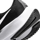 Championes de running Nike Air Zoom Pegasus 37 para mujer, con diseño en color negro y suela blanca con tecnología de amortiguación Zoom.