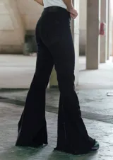 Pantalón jean negro de tiro medio alto y corte oxford con botamanga ancha al corte.