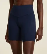 Bermuda deportiva azul de poliamida, con cintura alta y corte ajustado.