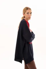 Buzo tejido de punto con silueta oversize y calce relajado. Presenta un diseño gráfico inspirado en una granada con bloques de color en azul marino, rojo y beige, cuello redondo y terminaciones en rib.