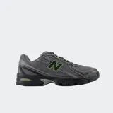 Championes New Balance modelo 740, de estilo running inspirado en los años 2000. Presentan una base de malla gris con superposiciones sintéticas, logo N lateral con borde verde neón y entresuela con tecnología ABZORB para amortiguación.