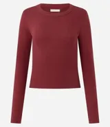 Blusa de manga larga Marfinno, confeccionada en tejido rib acanalado de color bordó, con cuello redondo y ajuste al cuerpo.