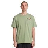 Remera verde claro de manga corta, con cuello redondo y un bolsillo en el pecho que incluye un pequeño estampado gráfico con el texto 'Volcom Stone' y diseño de montañas.