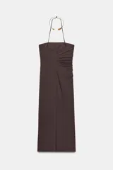 Vestido midi de escote recto con cuello halter y aplicación metálica tipo choker. Presenta frunces laterales en el delantero, abertura en la espalda y cierre con cremallera oculta.
