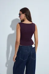 Body negro de escote cuadrado y silueta ajustada al cuerpo, sin mangas. Confeccionado en tejido de poliamida con elastano, de textura suave y elástica.