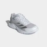Championes de pádel Adidas Courtquick, color blanco con detalles plateados. Presentan un exterior textil liviano, estructura Slingframe para mayor estabilidad y mediasuela Cloudfoam Plus para una amortiguación flexible.