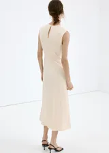 Vestido midi color beige, de cuello redondo y sin mangas, con diseño cruzado en la falda y lazo ajustable en la cintura.