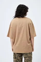 Remera azul de manga corta con estampa de caballo y texto "It's about to get WESTERN".