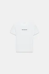 Camiseta de manga corta y cuello redondo, confeccionada en mezcla de algodón. Presenta un corte ajustado y un detalle de texto bordado en contraste en la parte frontal.