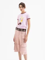 Bermuda de cuero ovino color rosa pálido con efecto 'brush off' (costuras y bordes desgastados en tono rojizo). Presenta un corte ancho y bolsillos cargo grandes en los laterales. Incluye dos cinturones finos ajustables con hebillas de metal.