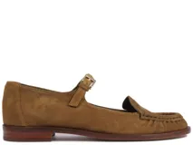Zapato tipo guillermina de Schutz, confeccionado en gamuza color beige, con diseño de mocasín, cierre de hebilla ajustable y suela plana.