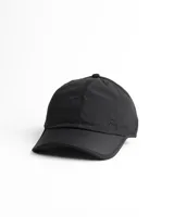 Gorro deportivo tipo jockey color verde militar, con visera curva y un pequeño logo bordado en el frente.