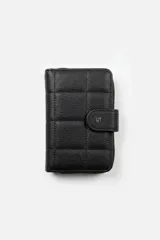 Billetera chica de cuero sintético negro con diseño acolchado, cierre perimetral y solapa con broche y detalle metálico.