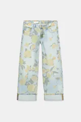 Jeans de tiro bajo y corte holgado, color celeste con estampado floral en tonos amarillos y verdes. Presenta diseño de cinco bolsillos, trabillas para cinturón y dobladillo con vuelta en los bajos. Cierre frontal con cremallera y botón metálico.