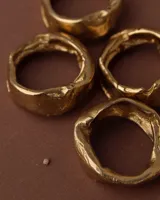 Anillo plateado de bronce, alpaca y plata 925, con forma irregular y textura rústica.