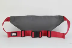 Riñonera gris con correa roja ajustable, logo de la NBA y escudo de los Detroit Pistons.