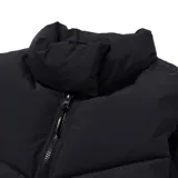 Chaleco puffer negro con cuello alto, cierre frontal completo y bolsillos laterales. Presenta un diseño acolchado con costuras en V y cordón ajustable en el ruedo.