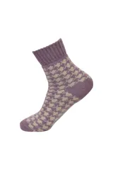 Medias de caña corta en color violeta con estampado de estrellas pequeñas en tono claro, confeccionadas en tejido de punto con puño elástico acanalado.