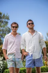 Camisa rosa pálido de tussor, de corte clásico, con cuello abotonado y mangas largas arremangadas.