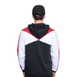 Campera deportiva Umbro con cierre frontal, capucha con cordones ajustables y diseño tricolor en bloques negro, blanco y rojo. Cuenta con el logo de la marca bordado en el pecho.