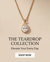 Collar de cadena fina dorada con dije colgante en forma de gota con piedra transparente engastada.