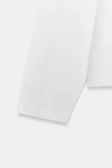 Camiseta blanca de algodón con cuello alto, manga larga y bajo recto, de corte regular.