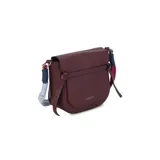 Cartera tipo bandolera negra de formato compacto, con solapa frontal, líneas curvas y correa de hombro tejida multicolor en tonos turquesa y fucsia.