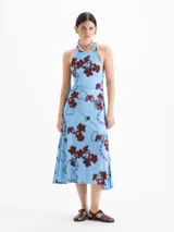 Vestido midi celeste de viscosa con estampado de corazones formados por cadenas y candados en tonos marrones. Presenta escote redondo, hombros descubiertos, espalda abierta con tiras cruzadas y silueta evasé.