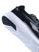 Championes deportivos Umbro modelo Invictus, color negro con suela blanca. Presentan un diseño de malla transpirable, cierre con cordones y el logo de la marca en el lateral.