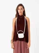 Top halter de terciopelo color marrón, con cuello alto que se anuda en la espalda.