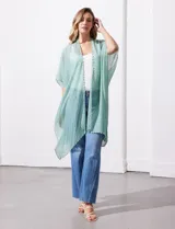 Kimono verde agua de gasa plisada con detalles de perlas en el borde.