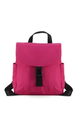 Mochila de diseño compacto con tapa frontal y cierre de hebilla tipo clip. Cuenta con correas ajustables, asa superior, bolsillos laterales y bolsillo trasero con cierre.